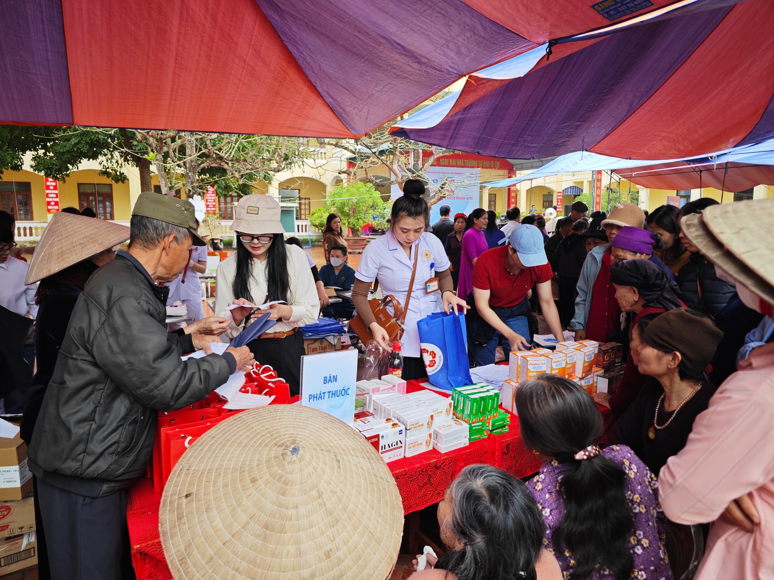 'Khám bệnh vì một Việt Nam khoẻ mạnh hơn' cho gần 1.000 người dân Vĩnh Phong- Ảnh 9.