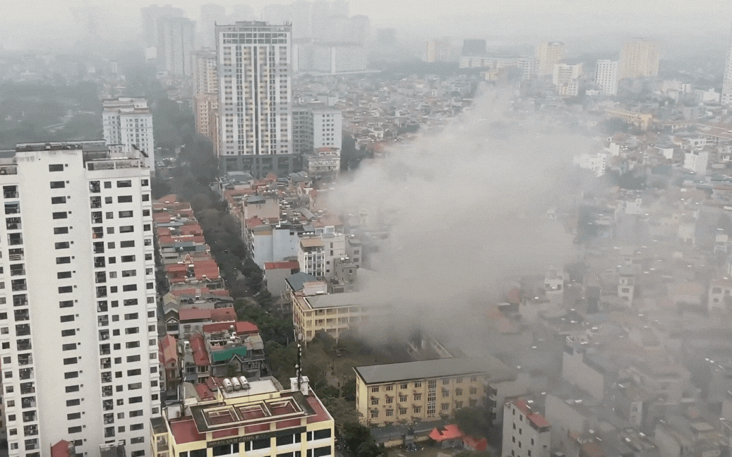 Video cháy tại trường cấp 2 Văn Quán (Hà Đông), khói mù mịt cao hàng chục mét
