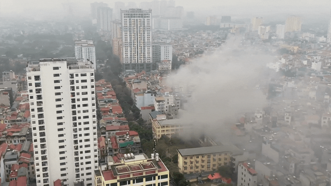 Video cháy tại trường cấp 2 Văn Quán (Hà Đông), khói mù mịt cao hàng chục mét- Ảnh 2.