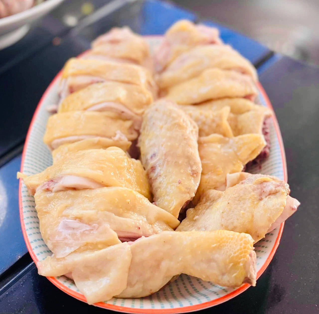 Thịt gà luộc cũng nằm trong danh sách 45 món ăn tệ nhất Việt Nam.