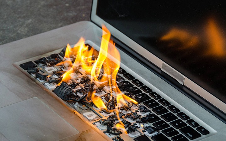 Laptop phát nổ khi đang sử dụng khiến bé trai 8 tuổi bỏng nặng