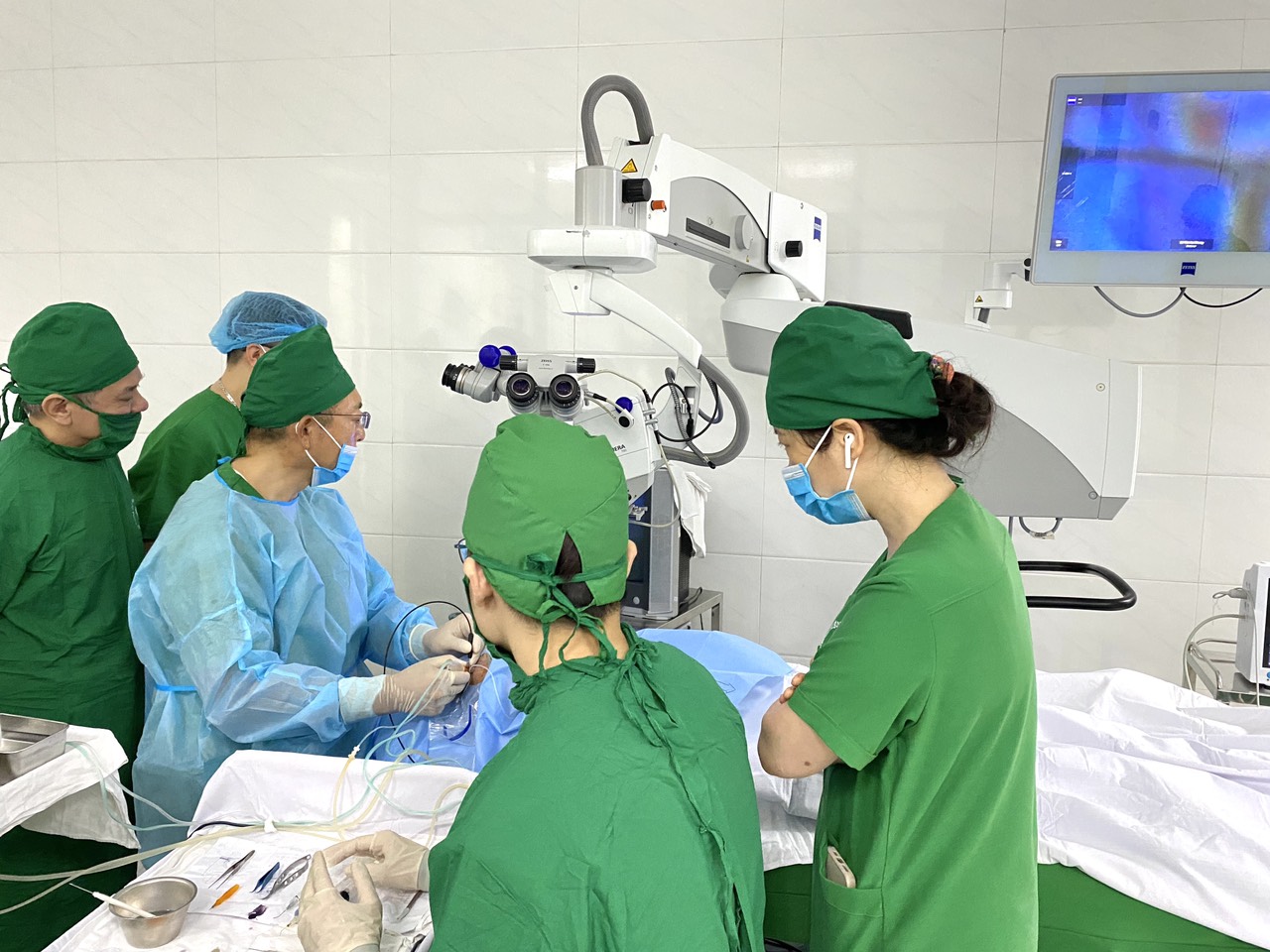Hải Phòng: Phẫu thuật miễn phí cho bệnh nhân mắc bệnh lý dịch kính - võng mạc- Ảnh 4.