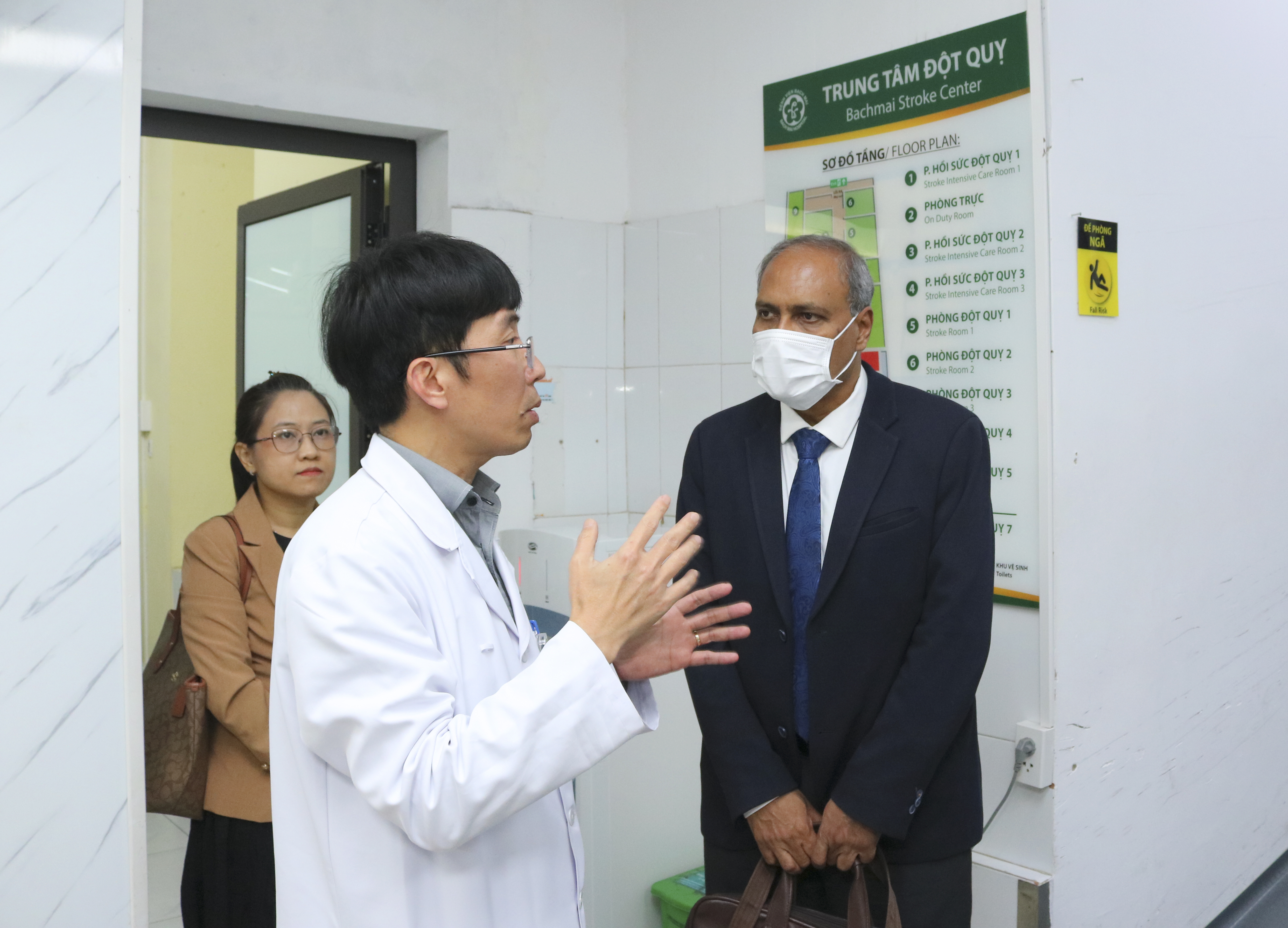 Chủ tịch Hội Đột quỵ thế giới ấn tượng về hệ thống cấp cứu đột quỵ tại Việt Nam- Ảnh 2.