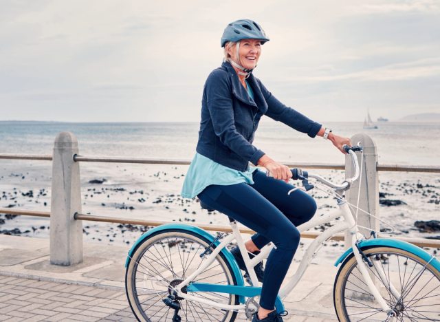 người phụ nữ trưởng thành đi xe đạp, ý tưởng về các mẹo để duy trì hoạt động khi bạn già đi