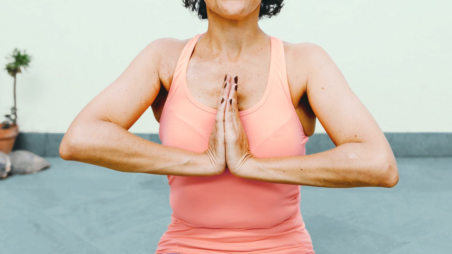 người phụ nữ tập yoga cho sức khỏe tim mạch