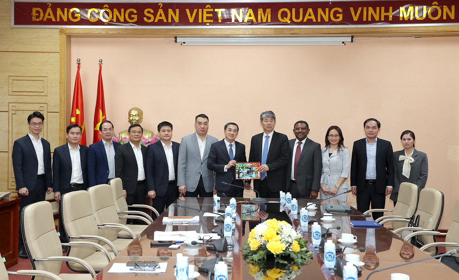 Thứ trưởng Bộ Y tế Trần Văn Thuấn tiếp Phó Tổng Giám đốc Cơ quan Năng lượng nguyên tử quốc tế - Ảnh 4.