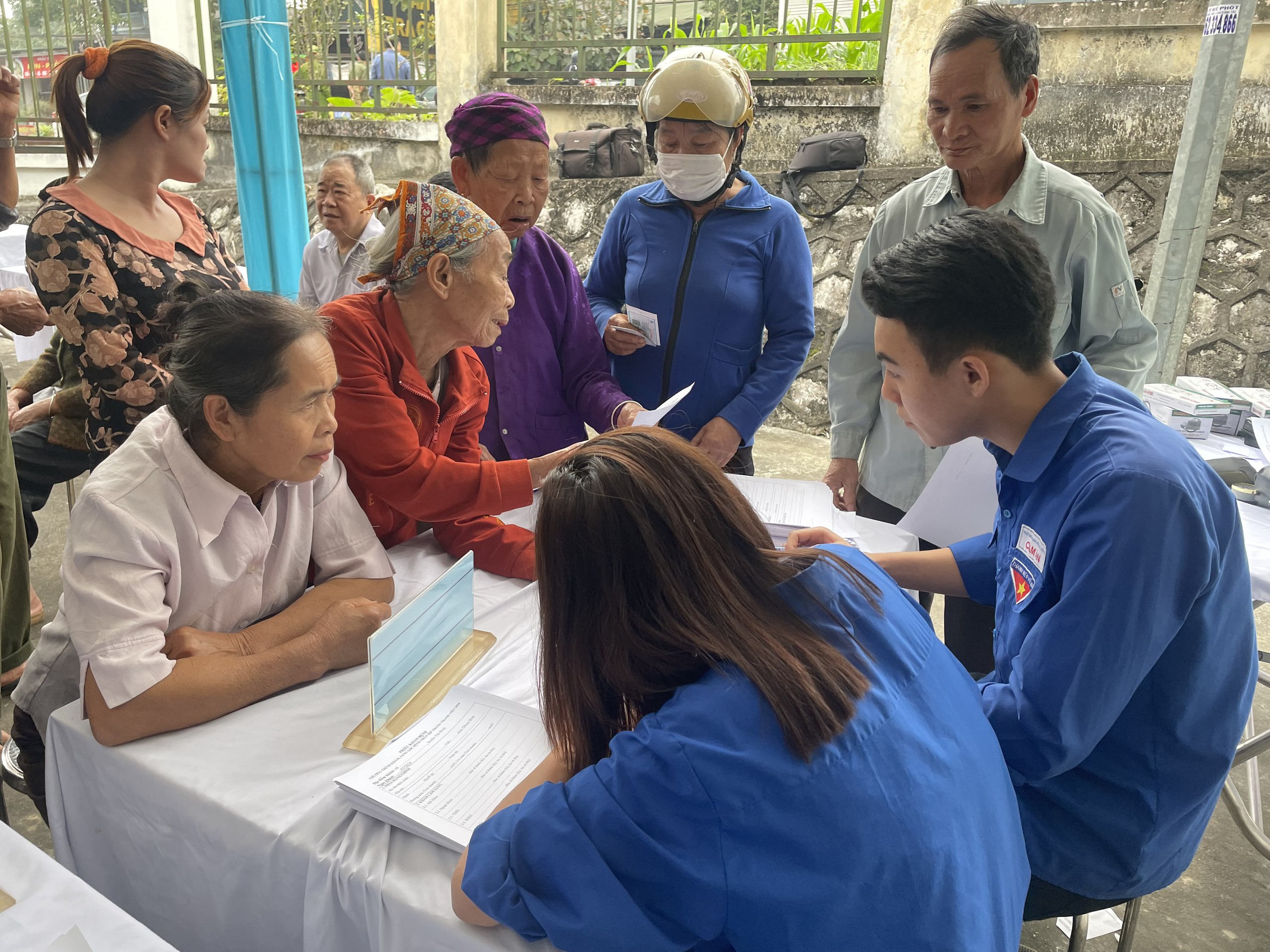 Thứ trưởng Trần Văn Thuấn: Bộ Y tế sẽ tiếp tục huy động cộng đồng cùng đồng hành chăm sóc sức khỏe người dân vùng khó khăn- Ảnh 7.