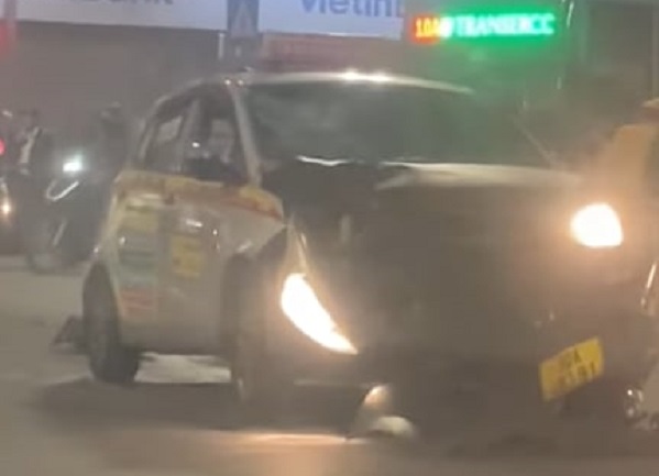 VIDEO: Đang dừng đèn đỏ, xe máy bị ô tô đi phía sau húc bay- Ảnh 6.