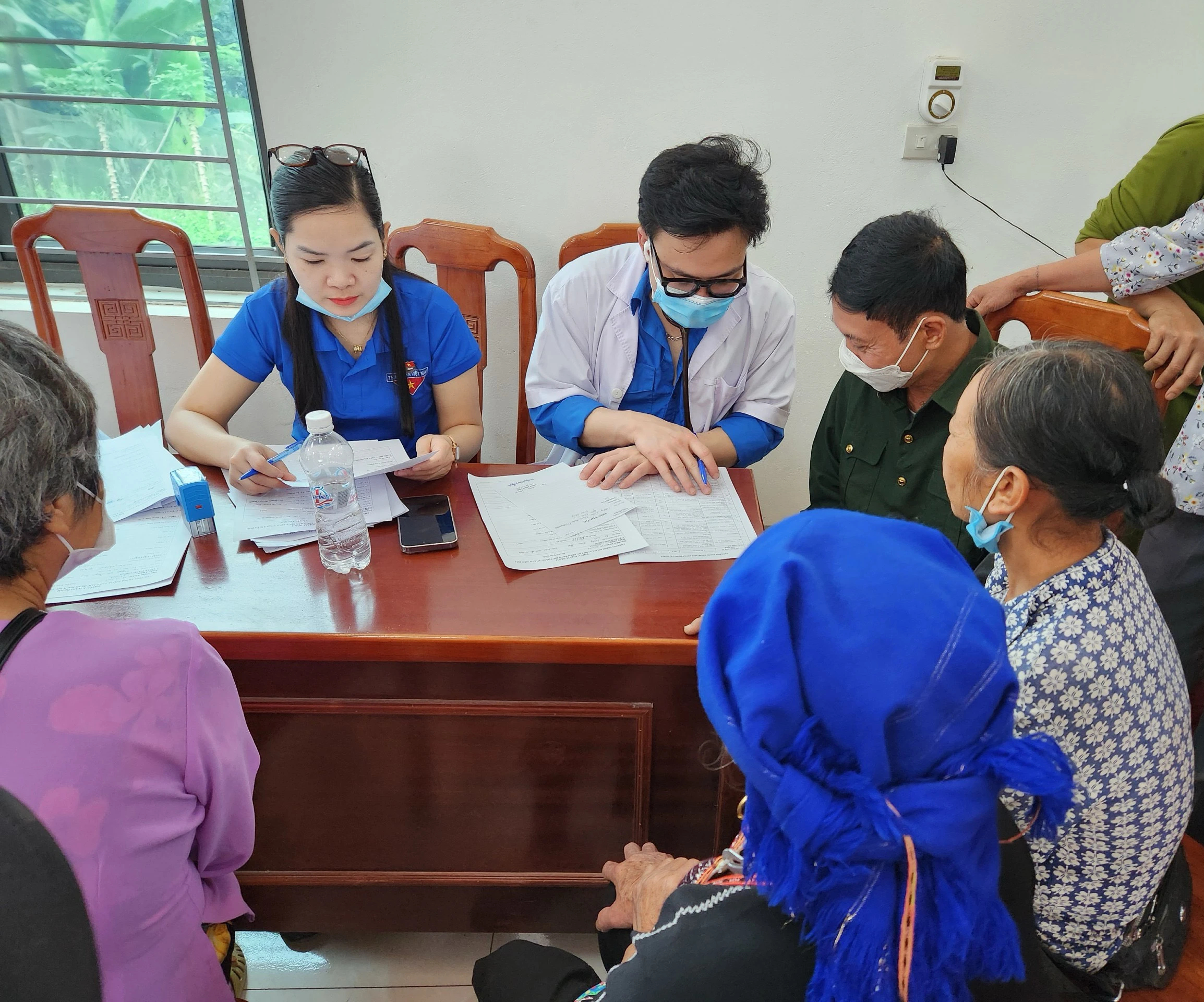 Tuổi trẻ ngành Y tế khám sức khoẻ, tặng quà cho 300 người dân có hoàn cảnh khó khăn ở Yên Bái- Ảnh 4.