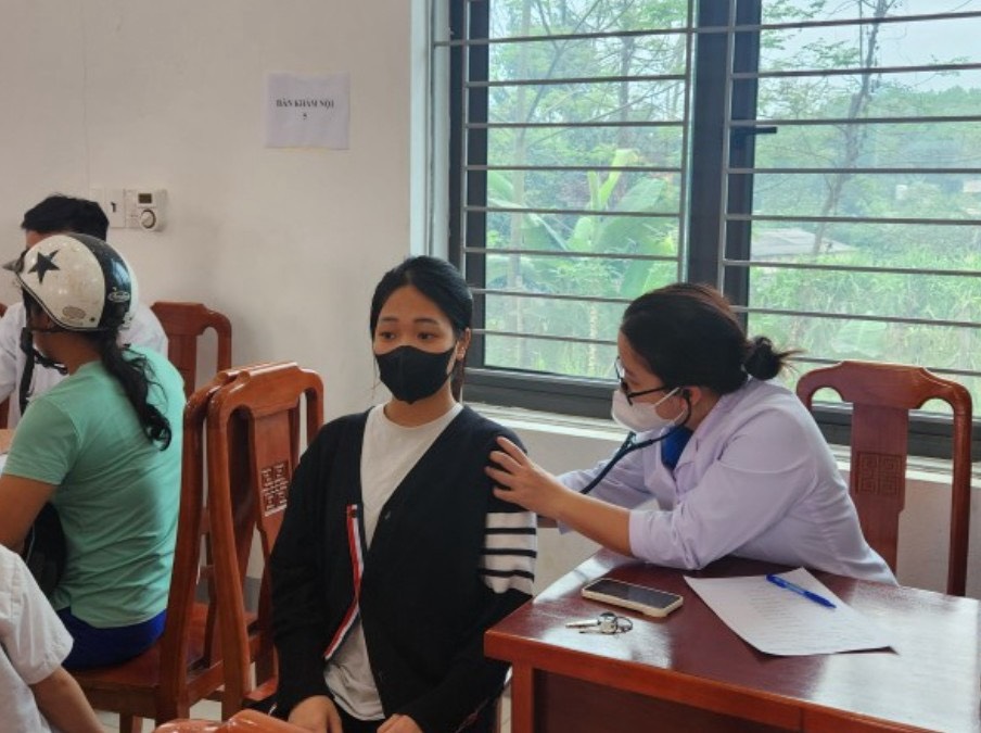 Tuổi trẻ ngành Y tế khám sức khoẻ, tặng quà cho 300 người dân có hoàn cảnh khó khăn ở Yên Bái- Ảnh 5.