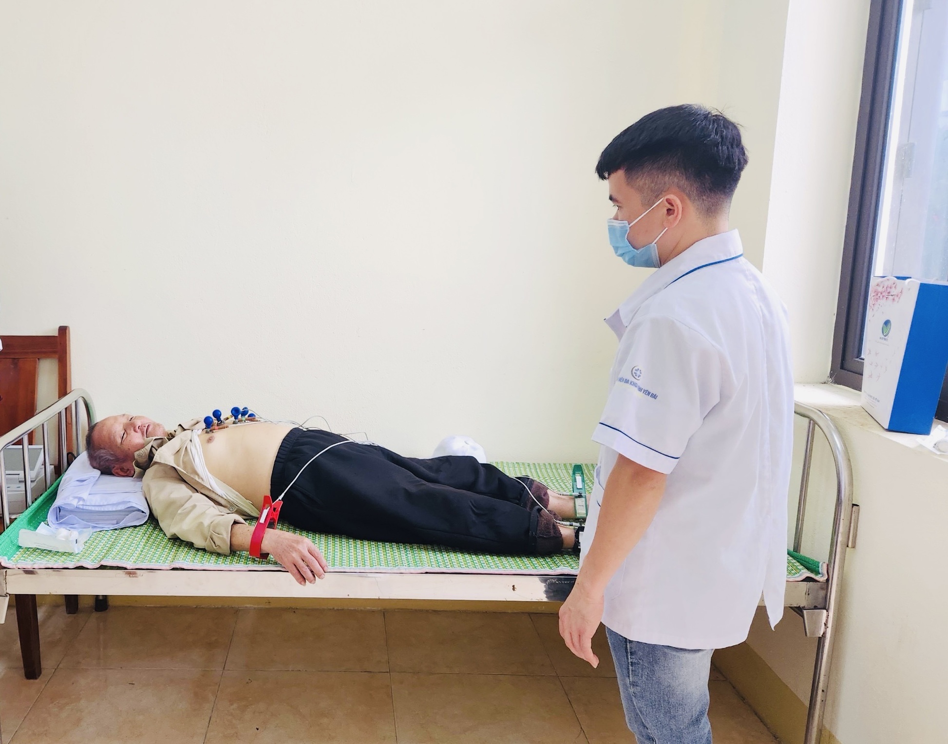 Tuổi trẻ ngành Y tế khám sức khoẻ, tặng quà cho 300 người dân có hoàn cảnh khó khăn ở Yên Bái- Ảnh 3.