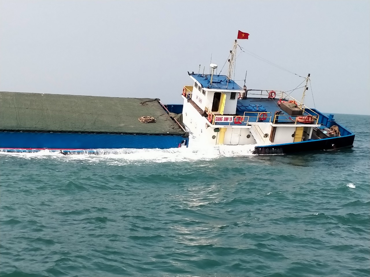Video: Tàu chở gần 3.000 tấn xi măng chìm trên biển Cù Lao Chàm- Ảnh 2.
