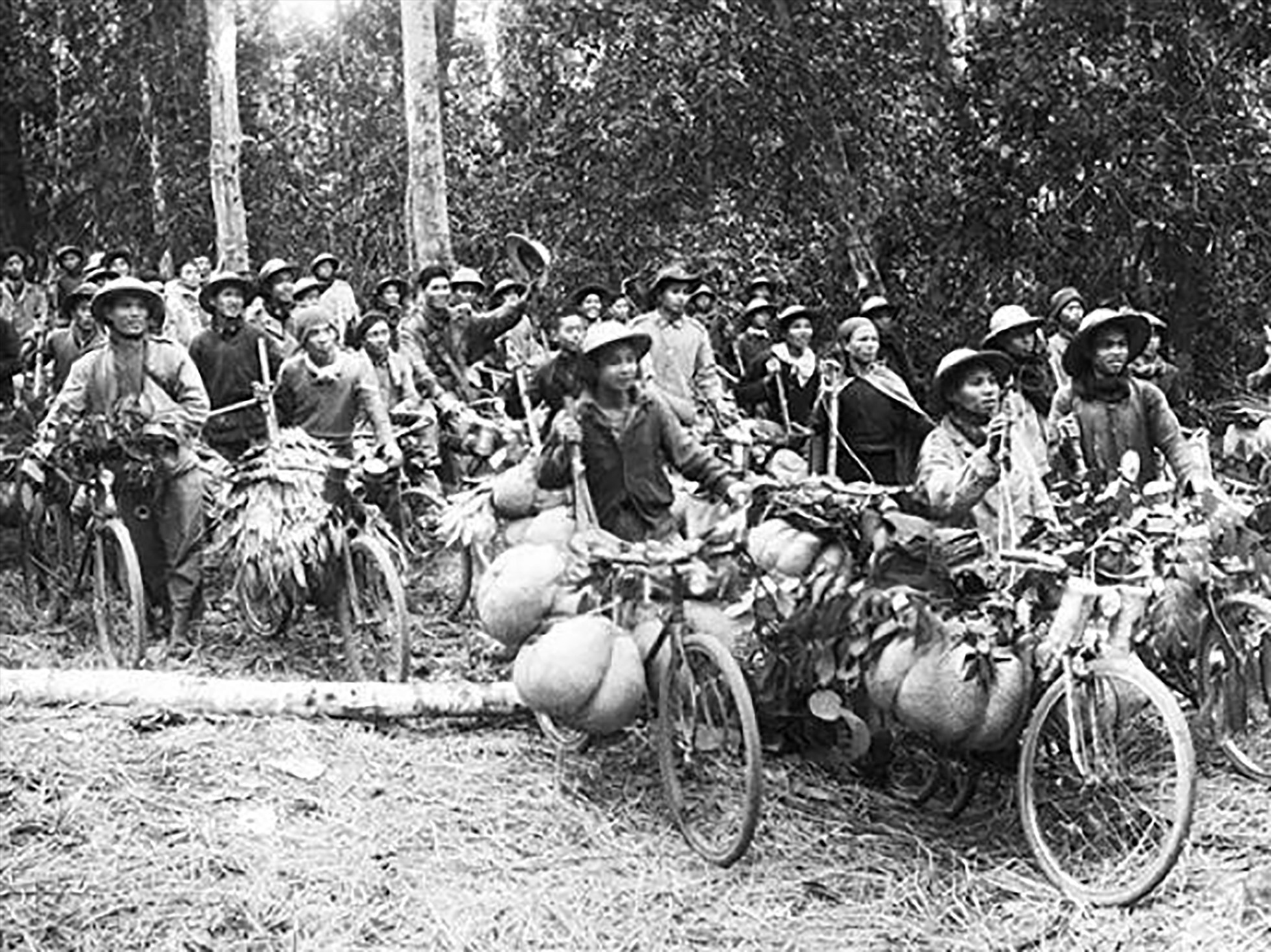 Hồi ức Điện Biên Phủ: Tái hiện hình ảnh bộ đội, dân quân thồ gạo, tải đạn- Ảnh 8.