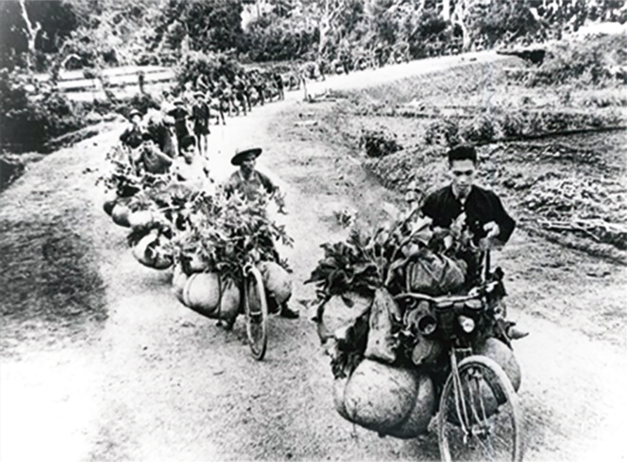 Hồi ức Điện Biên Phủ: Tái hiện hình ảnh bộ đội, dân quân thồ gạo, tải đạn- Ảnh 6.
