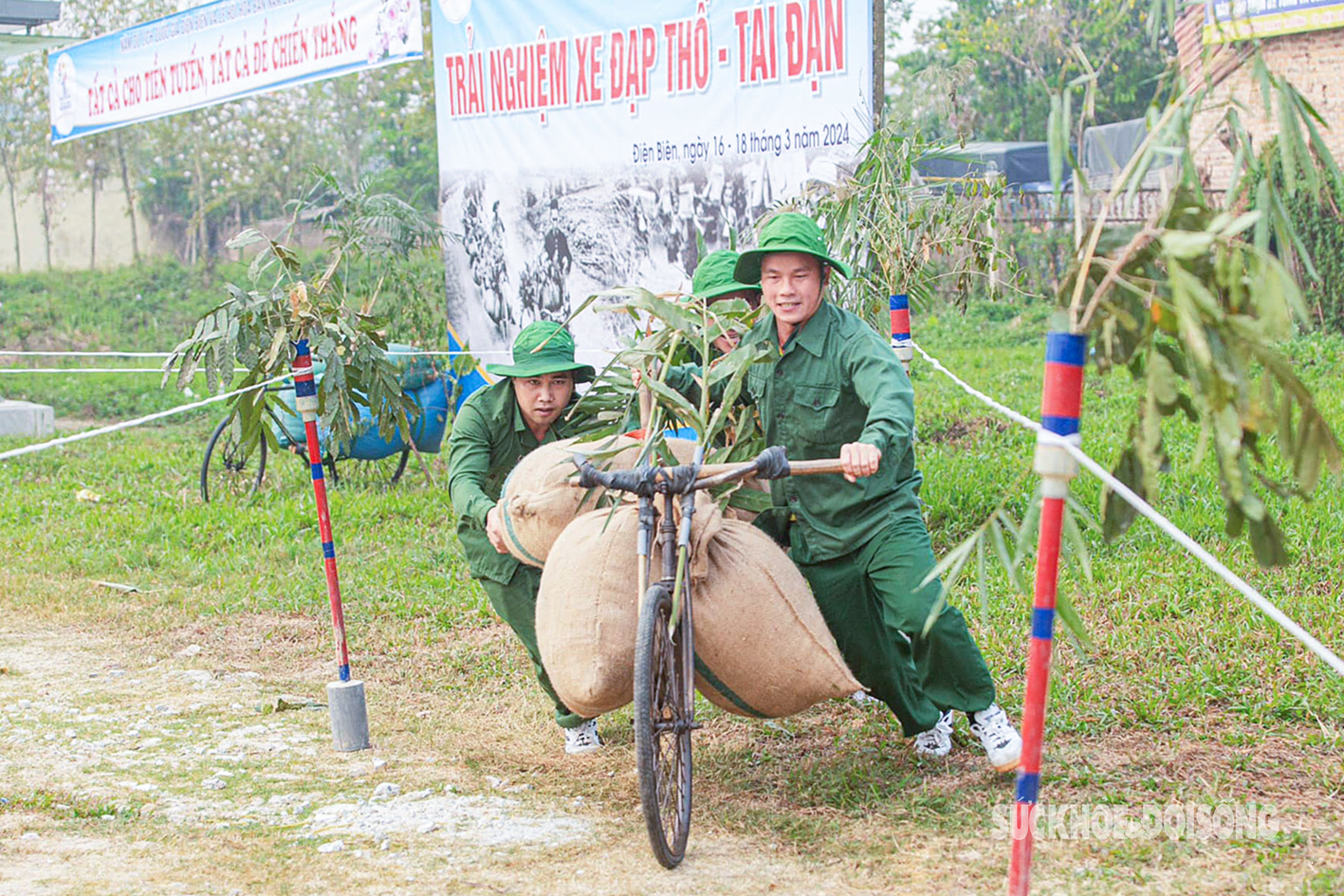 Hồi ức Điện Biên Phủ: Tái hiện hình ảnh bộ đội, dân quân thồ gạo, tải đạn- Ảnh 10.