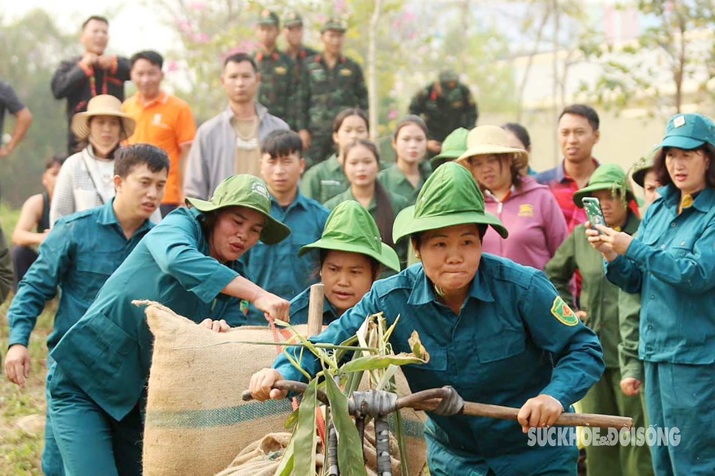 Hồi ức Điện Biên Phủ: Tái hiện hình ảnh bộ đội, dân quân thồ gạo, tải đạn- Ảnh 13.