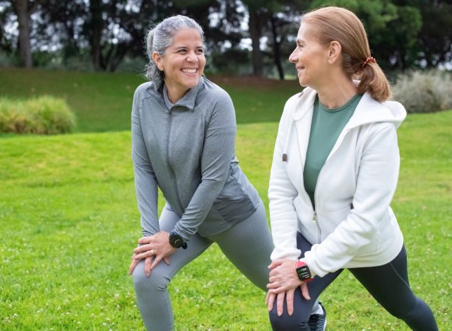 những người bạn trưởng thành cùng nhau giãn cơ, khởi động để tập thể dục. khái niệm về thói quen tập luyện để sống lâu hơn