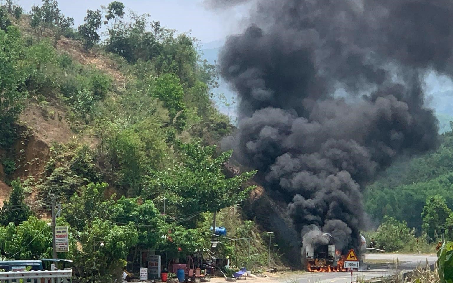 Cháy xe bồn trên đèo Khánh Lê
