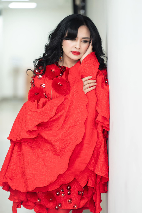 NSND Thanh Lam tình tứ bên chồng bác sĩ, sắc vóc đẹp như thế nào mà khán giả khen hết lời?- Ảnh 2.