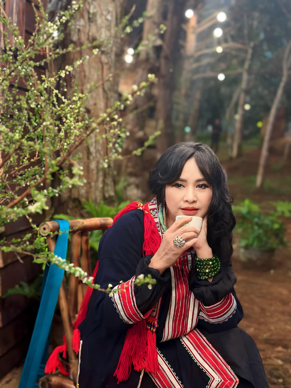 NSND Thanh Lam tình tứ bên chồng bác sĩ, sắc vóc đẹp như thế nào mà khán giả khen hết lời?- Ảnh 3.