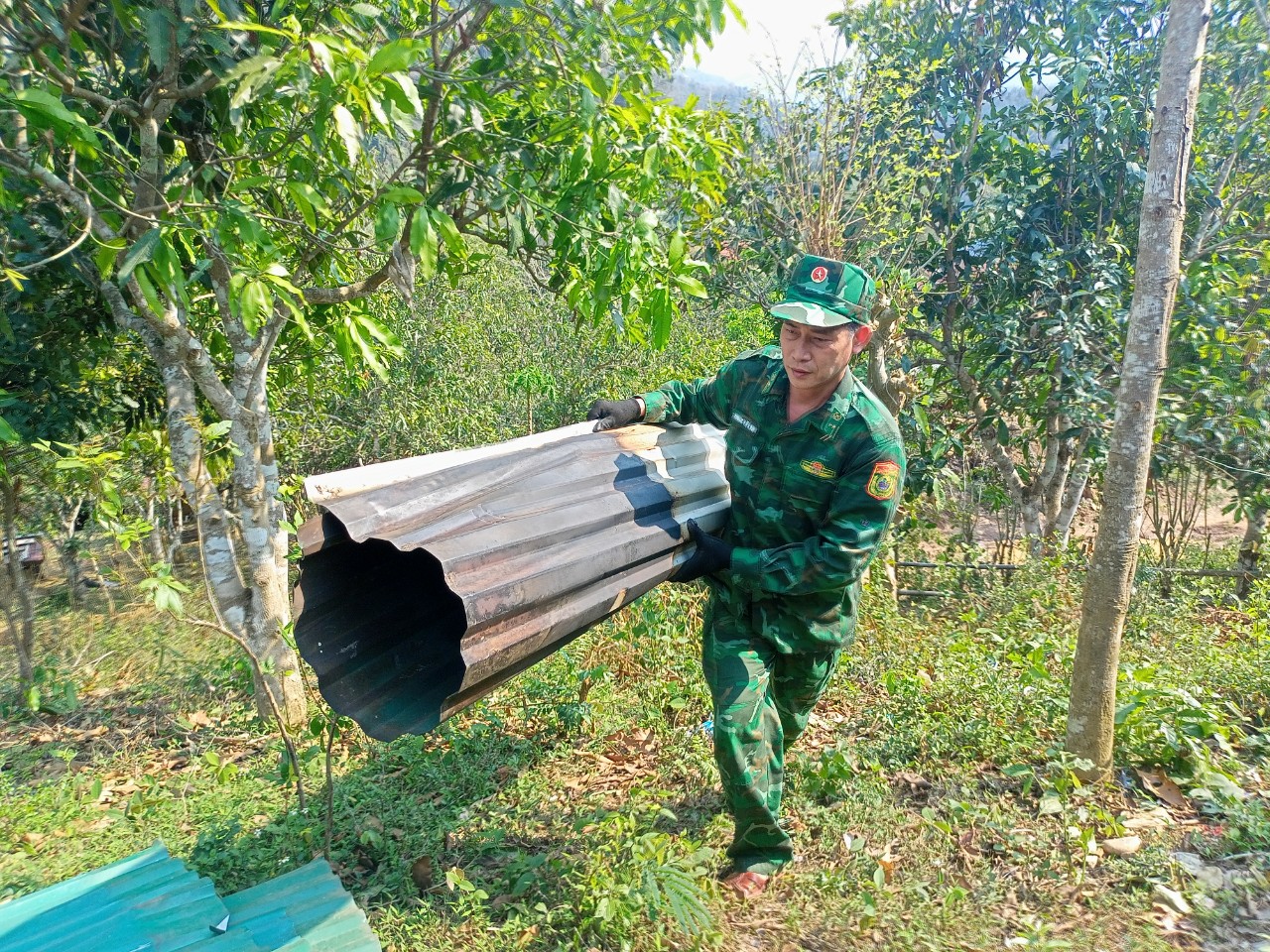 Bộ đội Biên phòng Nghệ An giúp nhân dân khắc phục hậu quả do mưa đá- Ảnh 4.
