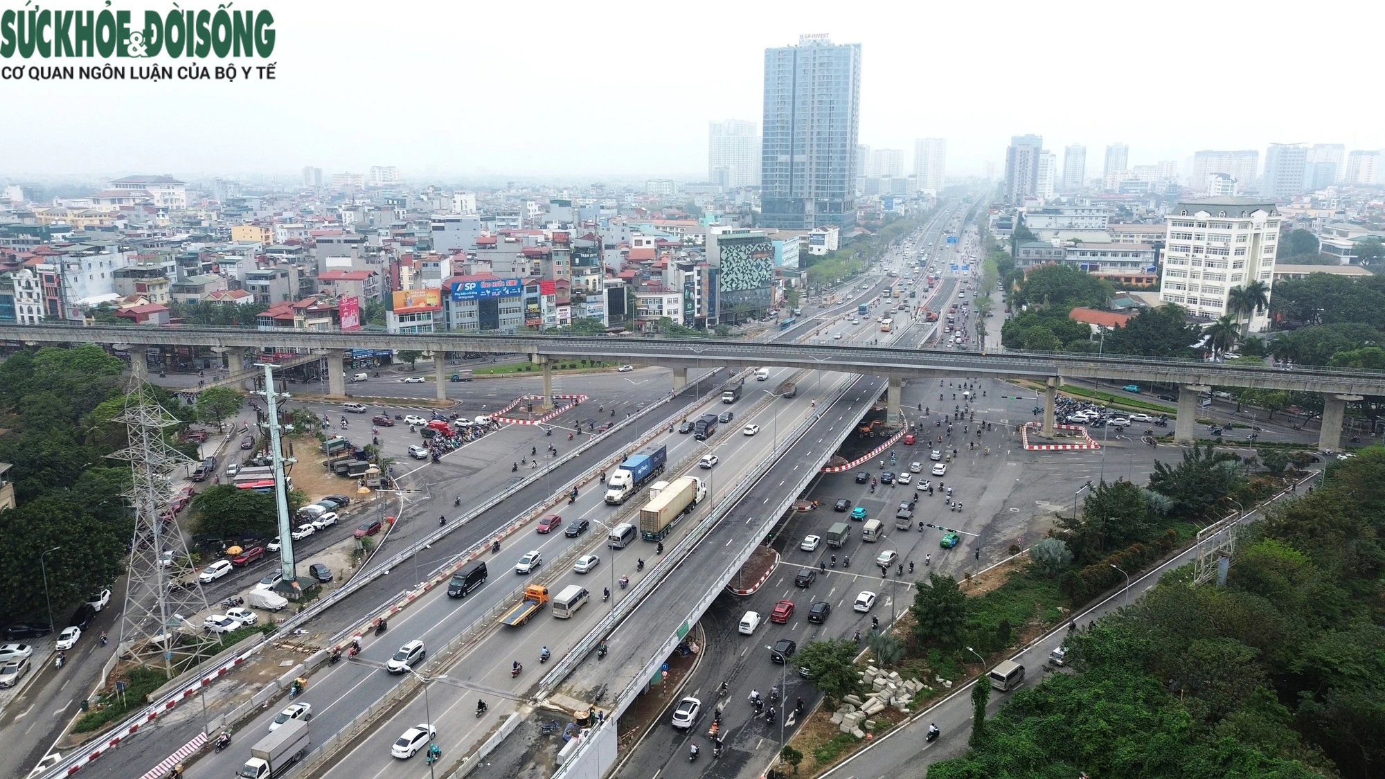 Toàn cảnh cầu vượt trăm tỷ nằm ngay nút giao thông ùn tắc trước ngày thông xe- Ảnh 2.