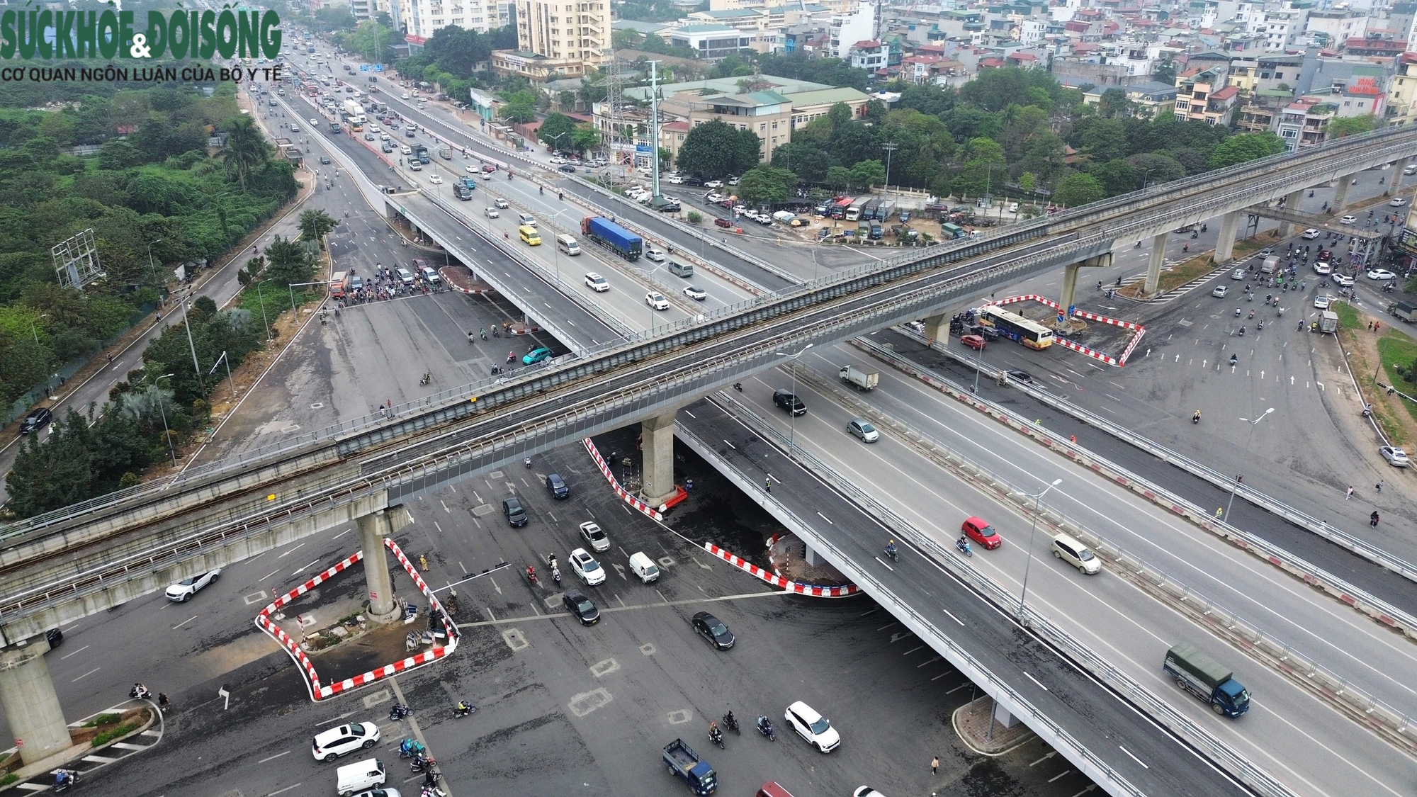 Toàn cảnh cầu vượt trăm tỷ nằm ngay nút giao thông ùn tắc trước ngày thông xe- Ảnh 6.