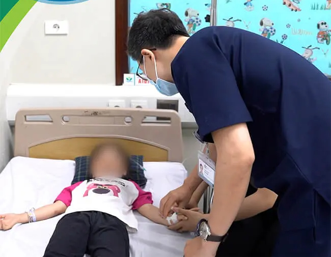Bé gái 5 tuổi bị chó thả rông cắn tới tấp, bác sĩ chỉ cách sơ cứu phòng bệnh dại- Ảnh 1.