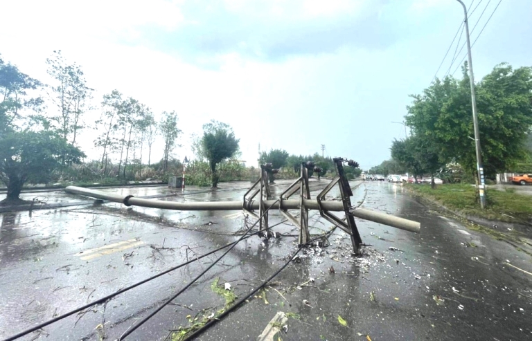 Xuất hiện dông lốc, mưa đá tại Quảng Ninh làm nhiều cột điện bị đổ gãy- Ảnh 2.