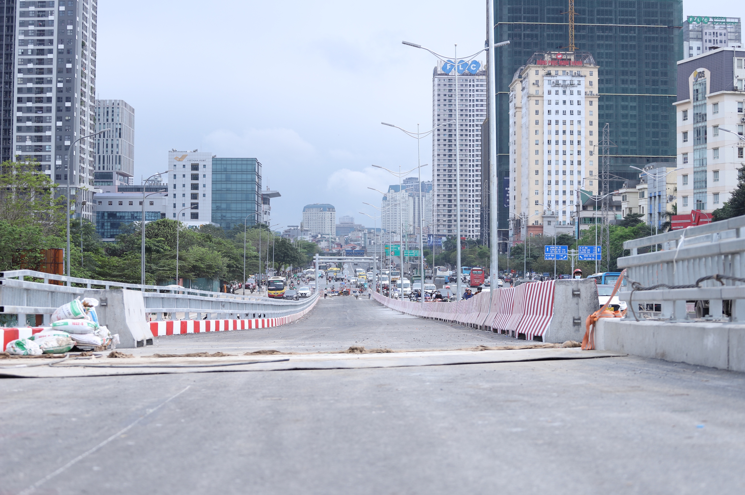 Toàn cảnh cầu vượt trăm tỷ nằm ngay nút giao thông ùn tắc trước ngày thông xe- Ảnh 11.