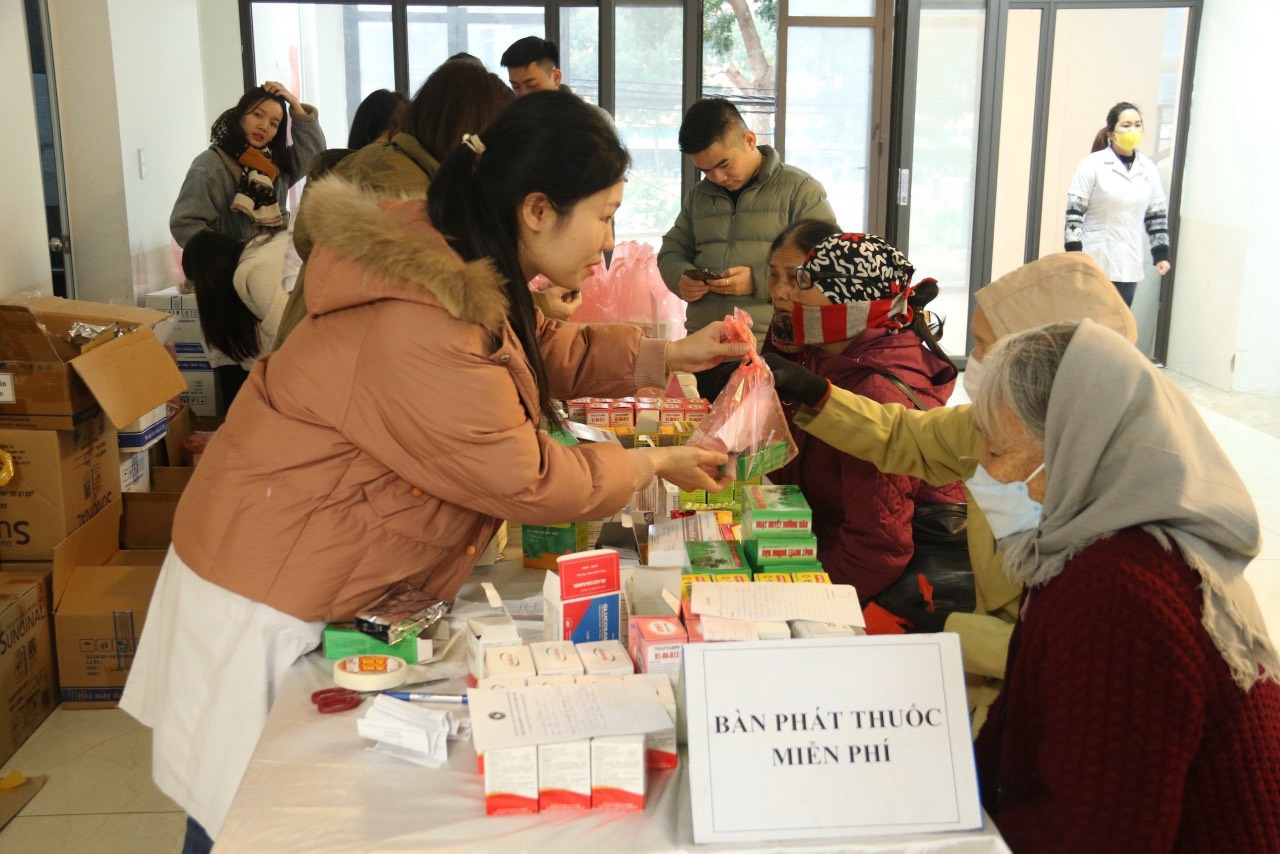 Bộ Y tế và Hội Thầy thuốc trẻ 'trao quà' sức khoẻ cho 1.000 người dân Văn Giang, Hưng Yên- Ảnh 10.