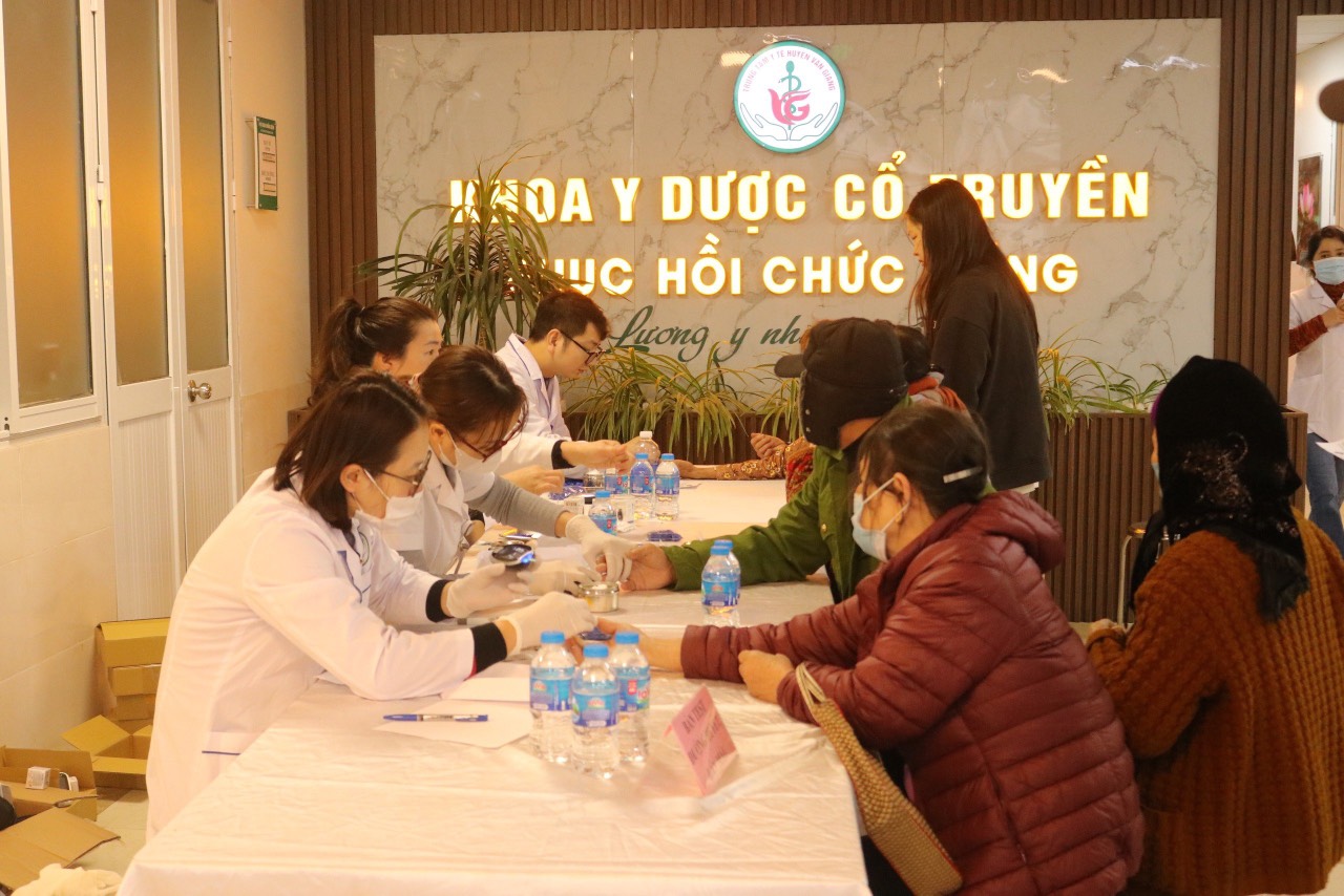 Bộ Y tế và Hội Thầy thuốc trẻ 'trao quà' sức khoẻ cho 1.000 người dân Văn Giang, Hưng Yên- Ảnh 8.