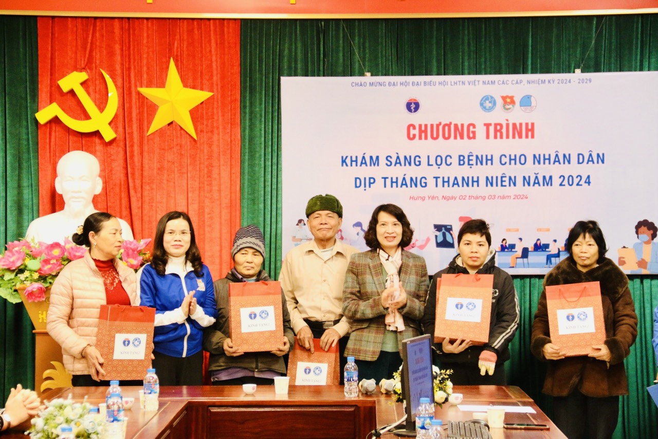 Bộ Y tế và Hội Thầy thuốc trẻ 'trao quà' sức khoẻ cho 1.000 người dân Văn Giang, Hưng Yên- Ảnh 2.