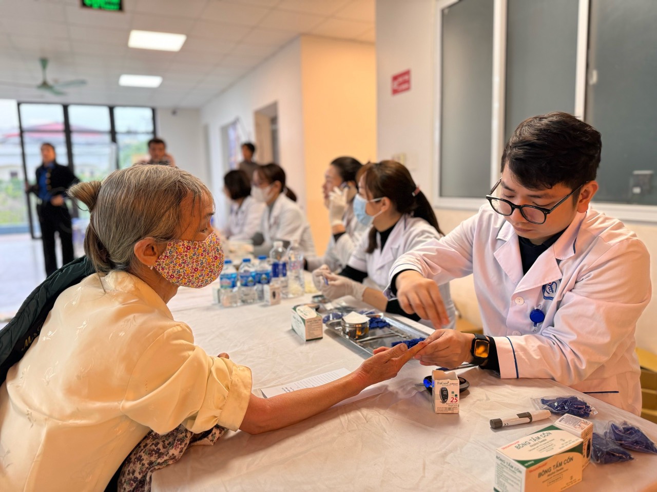 Bộ Y tế và Hội Thầy thuốc trẻ 'trao quà' sức khoẻ cho 1.000 người dân Văn Giang, Hưng Yên- Ảnh 4.