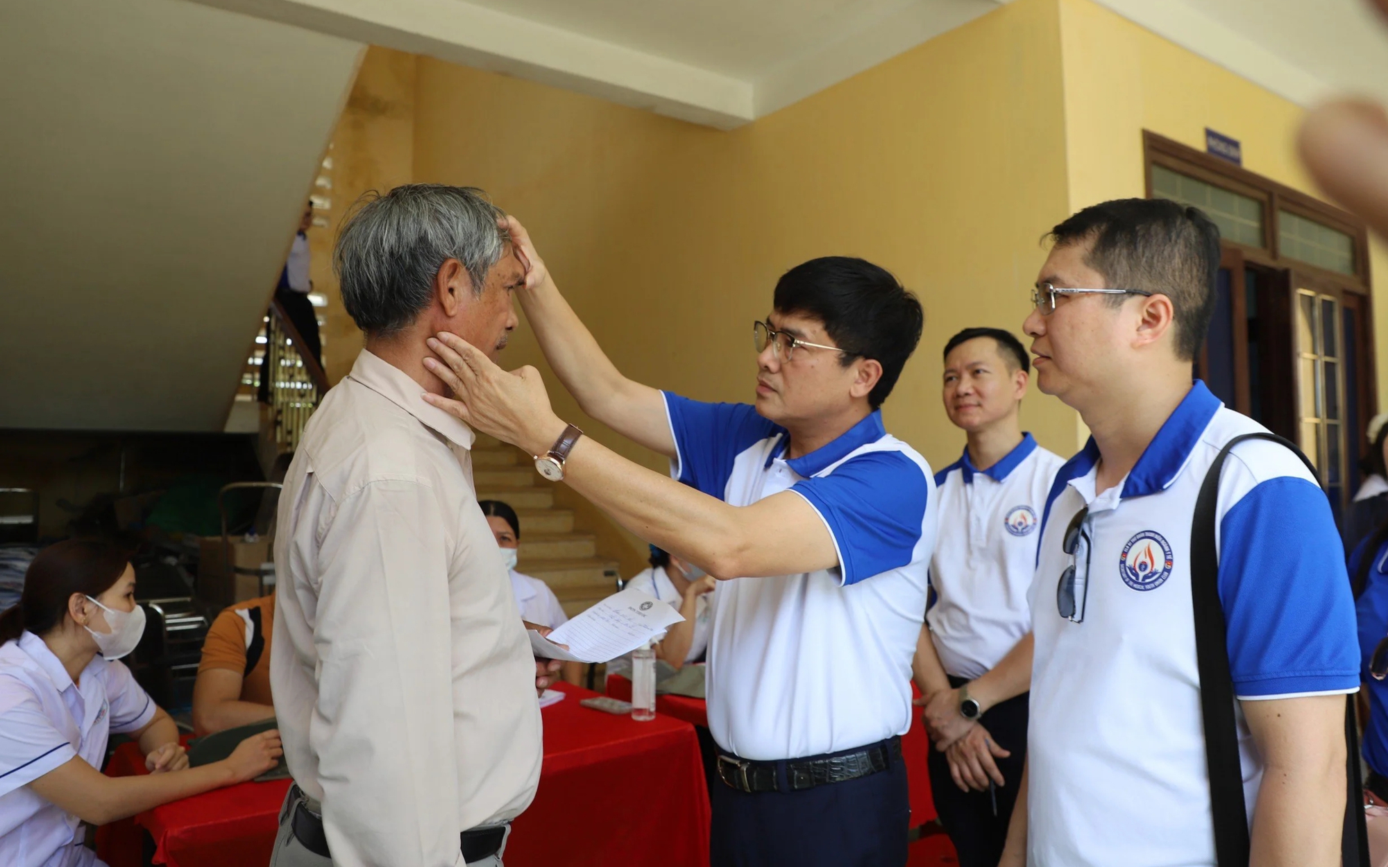 Tuổi trẻ ngành y chăm sóc sức khoẻ, phát thuốc miễn phí cho 500 người dân ở Lý Sơn