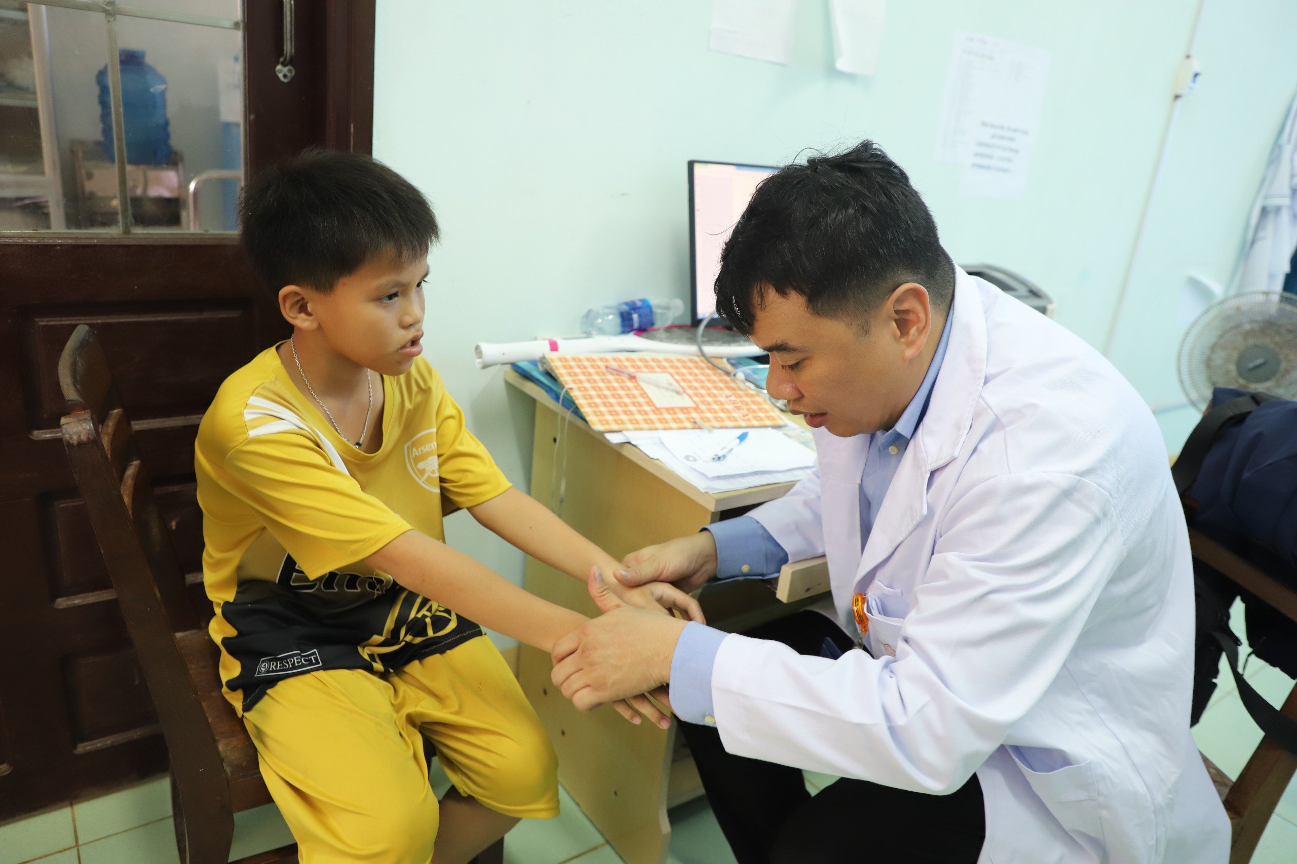 Tuổi trẻ ngành y chăm sóc sức khoẻ, phát thuốc miễn phí cho 500 người dân ở Lý Sơn- Ảnh 15.