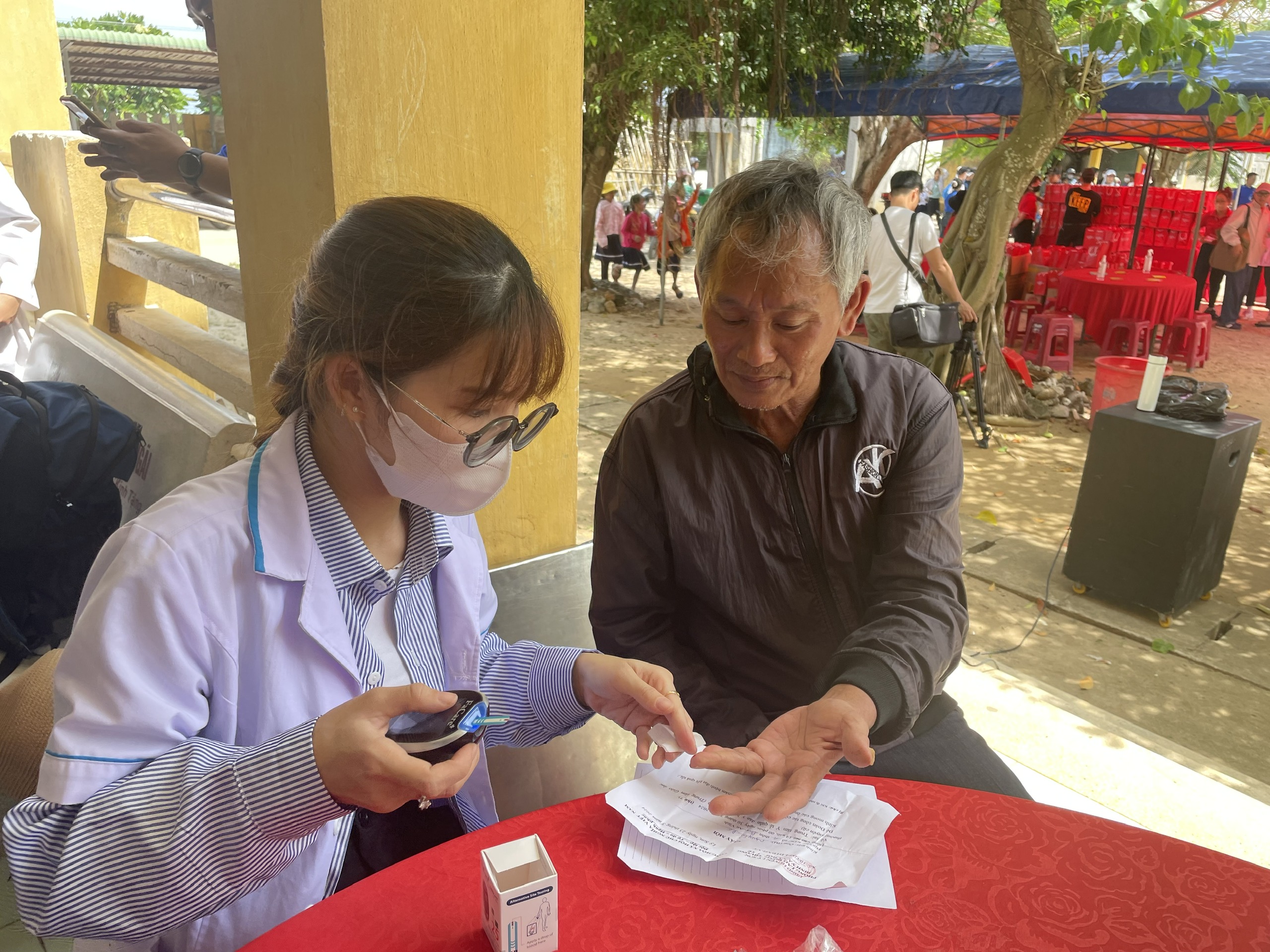 Tuổi trẻ ngành y chăm sóc sức khoẻ, phát thuốc miễn phí cho 500 người dân ở Lý Sơn- Ảnh 13.