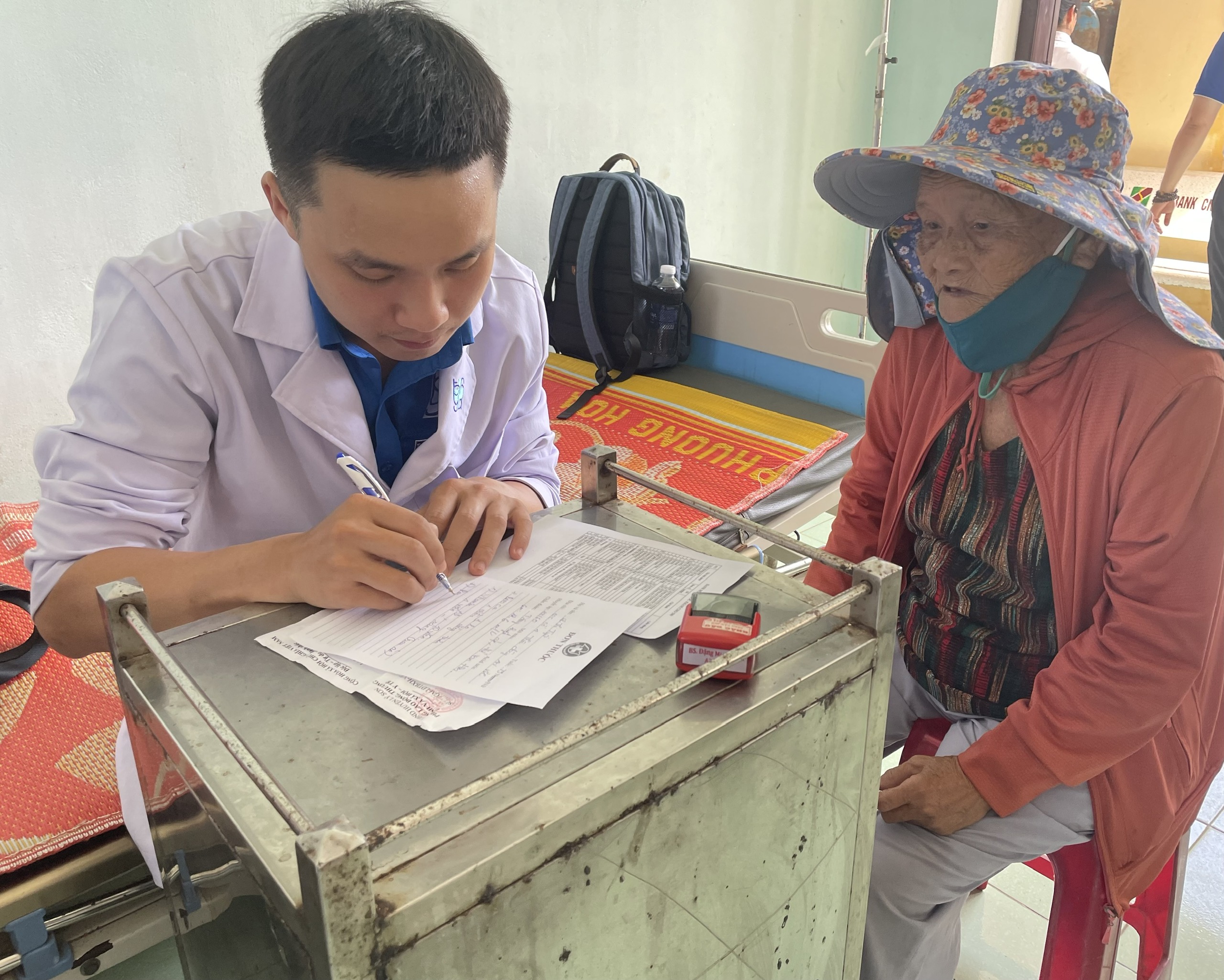 Tuổi trẻ ngành y chăm sóc sức khoẻ, phát thuốc miễn phí cho 500 người dân ở Lý Sơn- Ảnh 4.