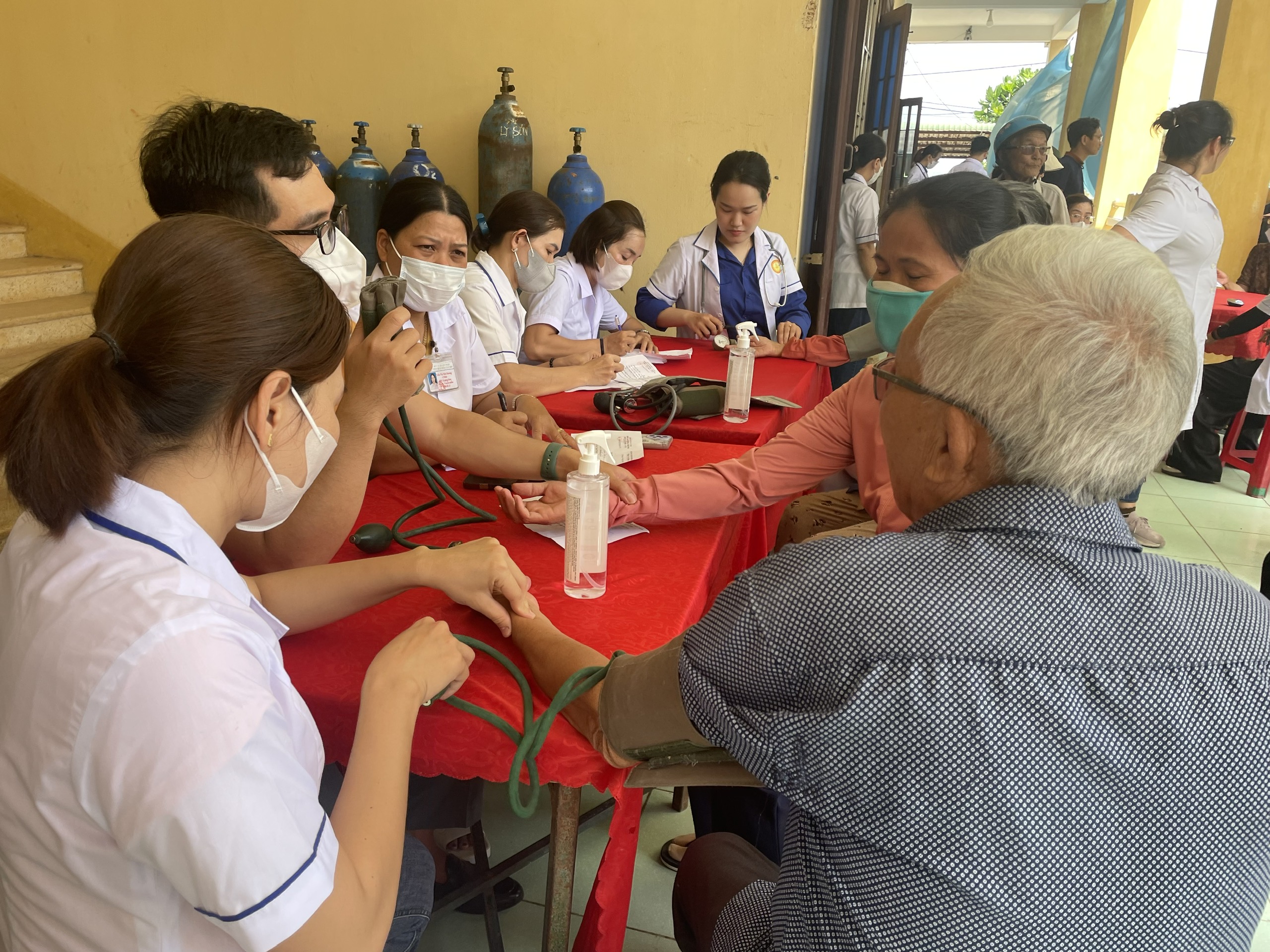 Tuổi trẻ ngành y chăm sóc sức khoẻ, phát thuốc miễn phí cho 500 người dân ở Lý Sơn- Ảnh 2.