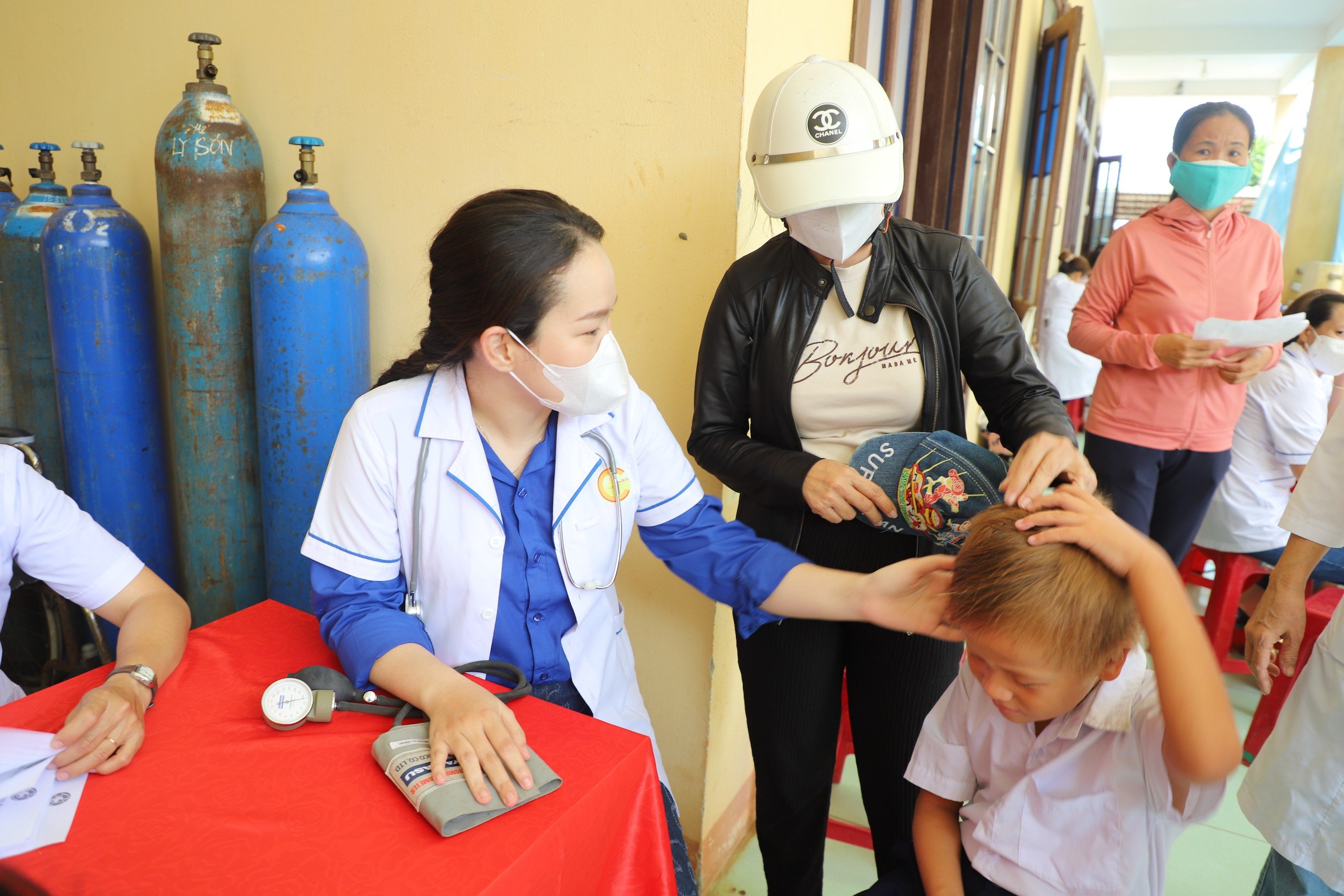 Tuổi trẻ ngành y chăm sóc sức khoẻ, phát thuốc miễn phí cho 500 người dân ở Lý Sơn- Ảnh 3.