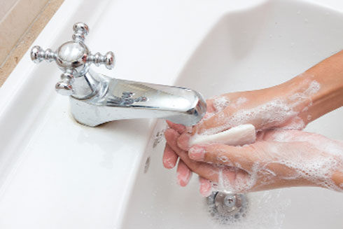 Cần rửa tay thường xuyên bằng nước sạch và xà phòng
