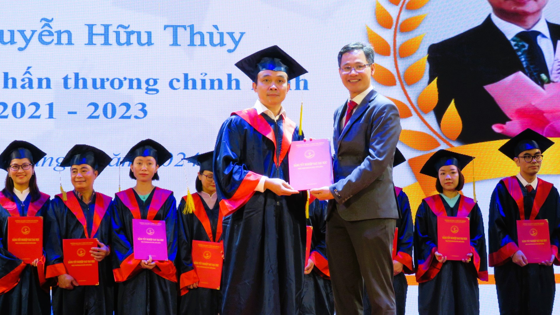 Gần 400 học viên Đại học Y dược Hải Phòng nhận bằng tốt nghiệp sau đại học- Ảnh 3.