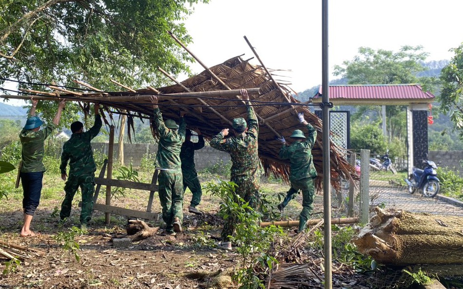 Bộ đội sửa nhà giúp dân sau trận lốc xoáy càn quét