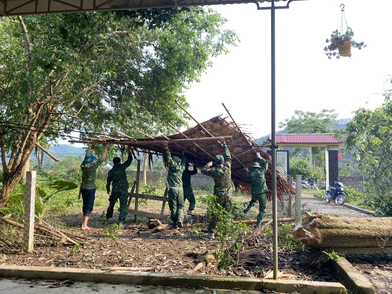 Bộ đội sửa nhà giúp dân sau trận lốc xoáy càn quét- Ảnh 2.