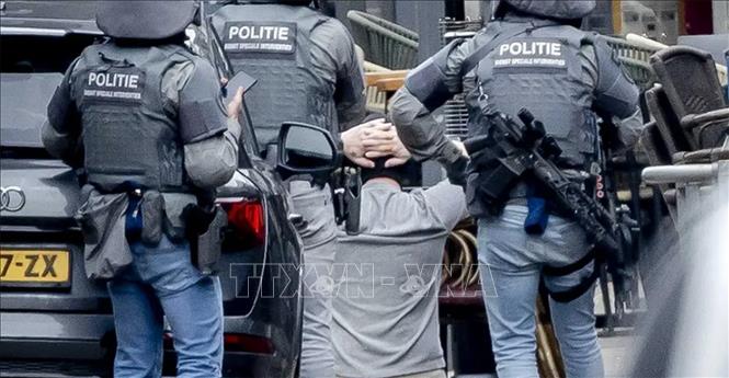Vụ bắt cóc con tin ở Hà Lan: Đối tượng bắt cóc ra đầu hàng cảnh sát- Ảnh 1.