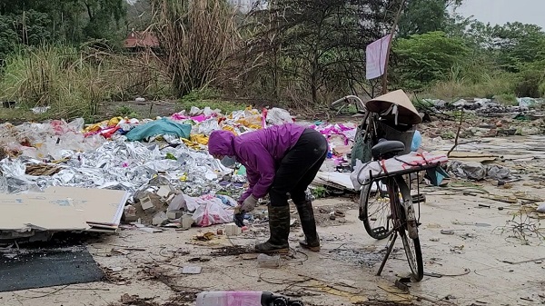 Hà Nội: Bãi rác dài hàng trăm mét ‘mọc’ trên đường Trần Thủ Độ- Ảnh 7.