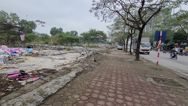 Hà Nội: Bãi rác dài hàng trăm mét ‘mọc’ trên đường Trần Thủ Độ- Ảnh 1.