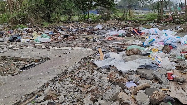 Hà Nội: Bãi rác dài hàng trăm mét ‘mọc’ trên đường Trần Thủ Độ- Ảnh 3.