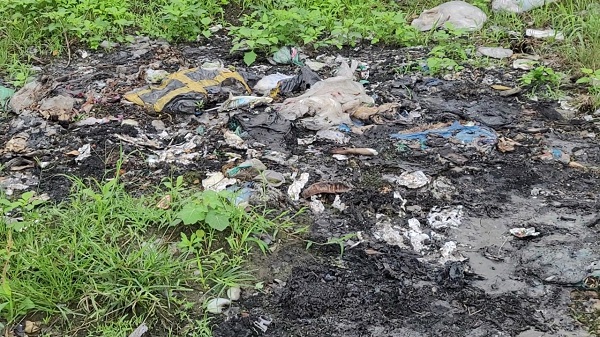 Hà Nội: Bãi rác dài hàng trăm mét ‘mọc’ trên đường Trần Thủ Độ- Ảnh 6.
