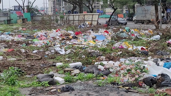 Hà Nội: Bãi rác dài hàng trăm mét ‘mọc’ trên đường Trần Thủ Độ- Ảnh 4.